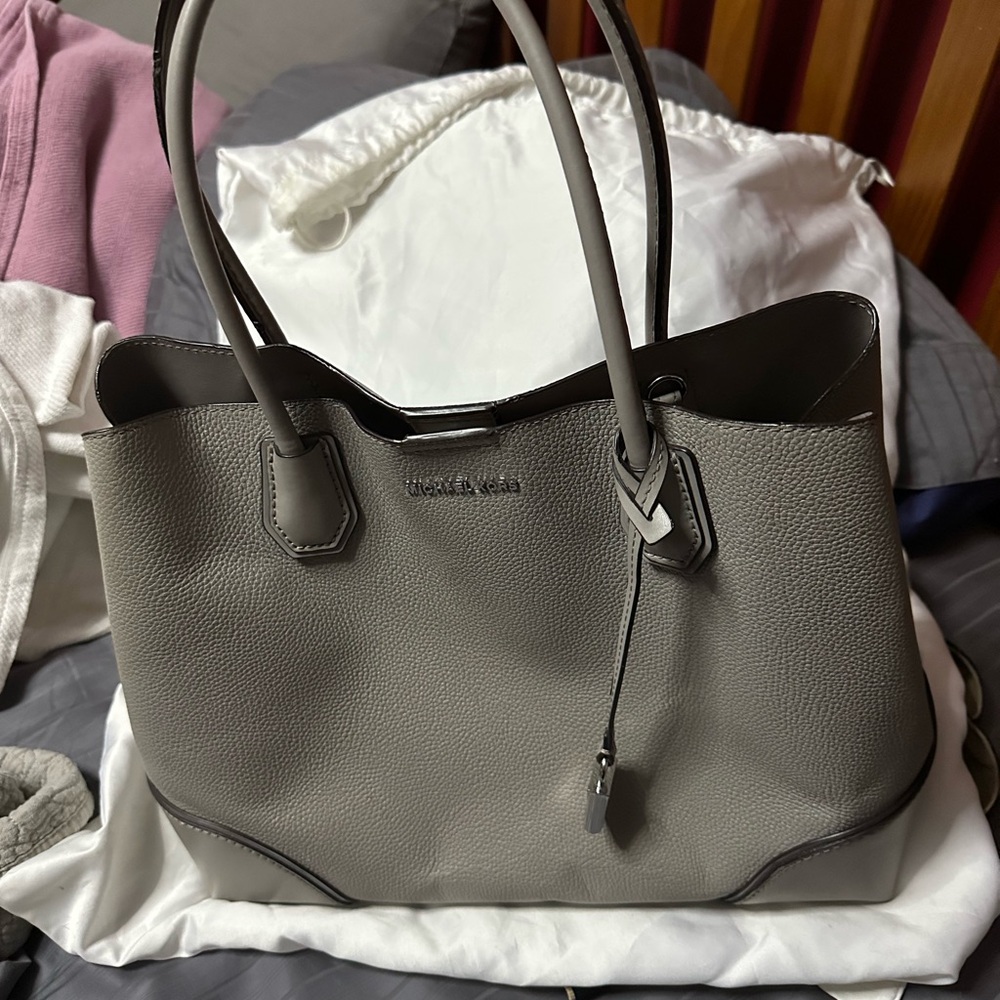Michael Kors Gray Leather 
New with tags
Make a reasonable offer